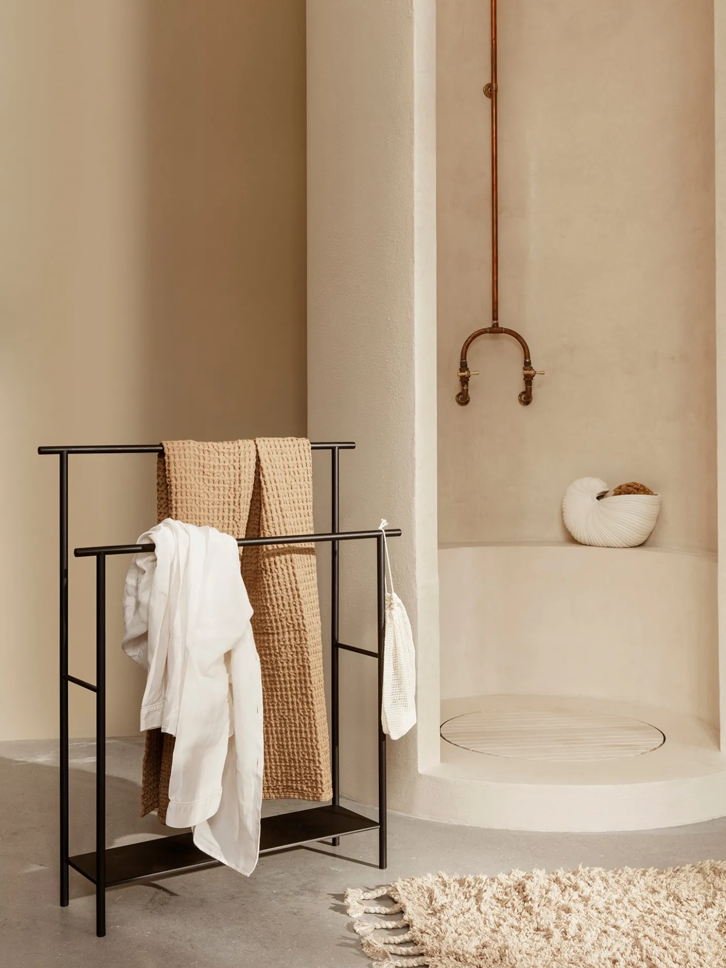 Dora Towel Stand